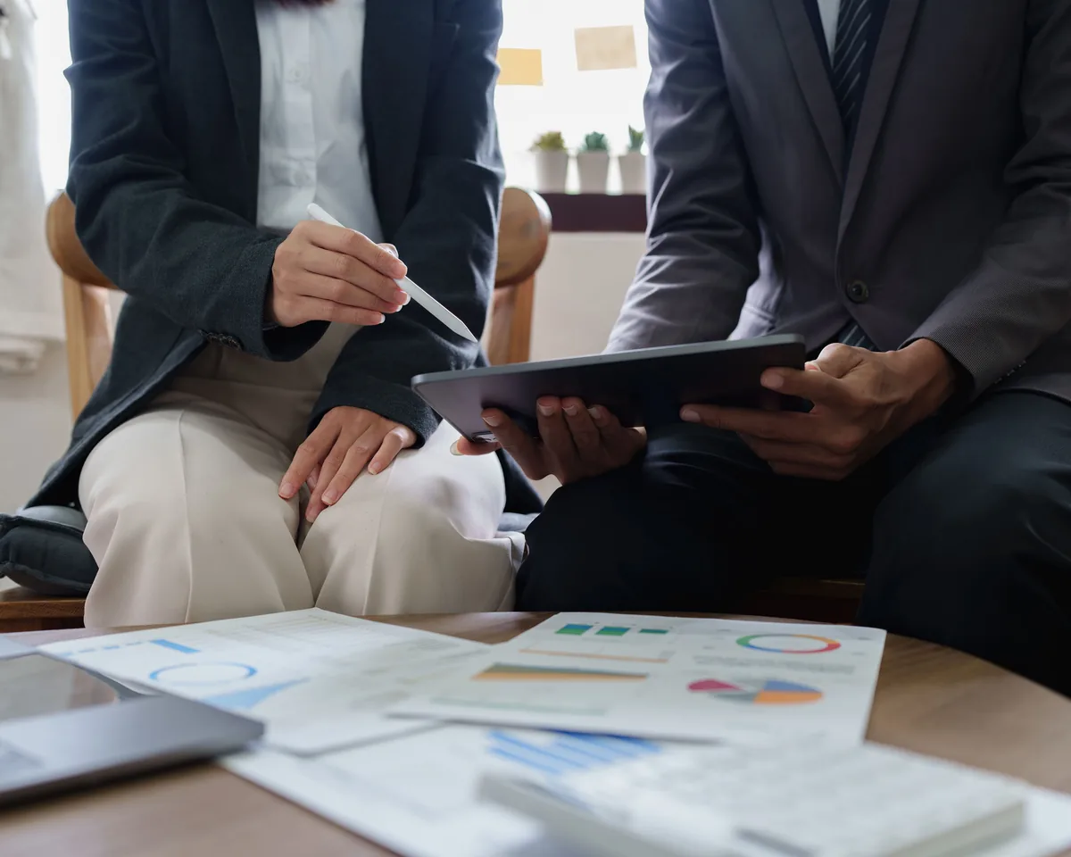 Services 4 silohub vc portfolio staffing investors reviewing data 1